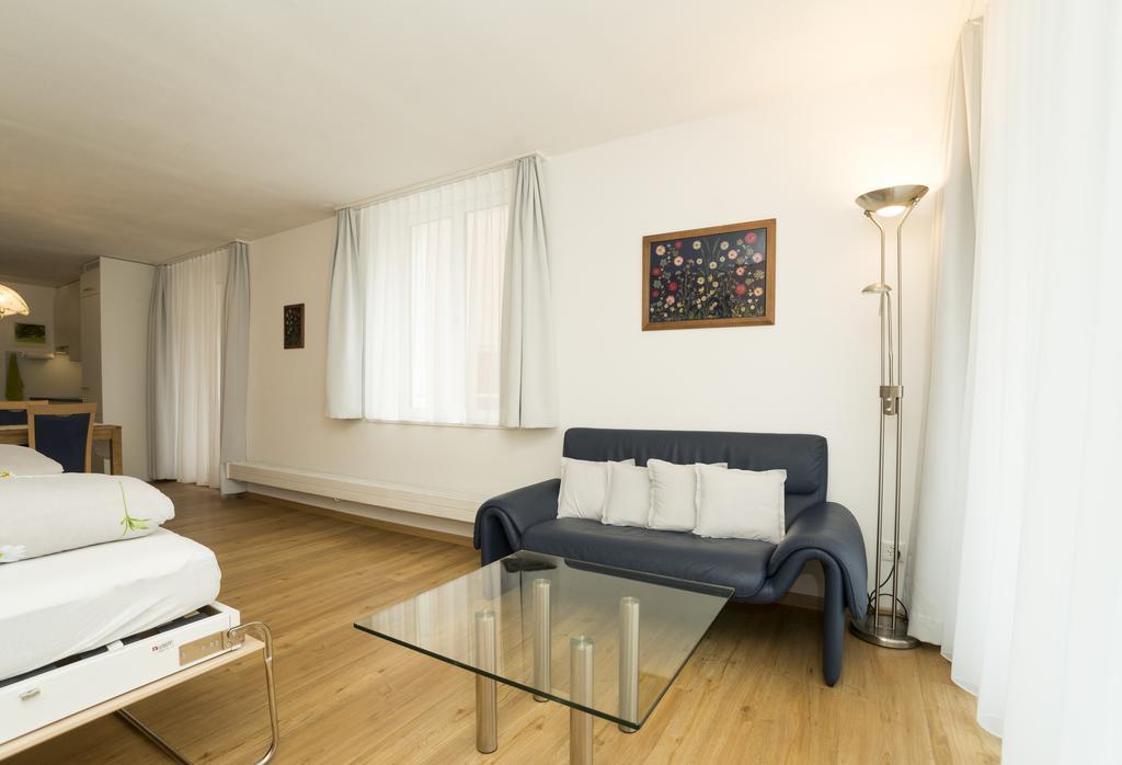 Chesa Quadrella Zimmer Mit Kuechenzeile Inklusive Bergbahnen Im Sommer-Ausser Studio Pontresina Zimmer foto