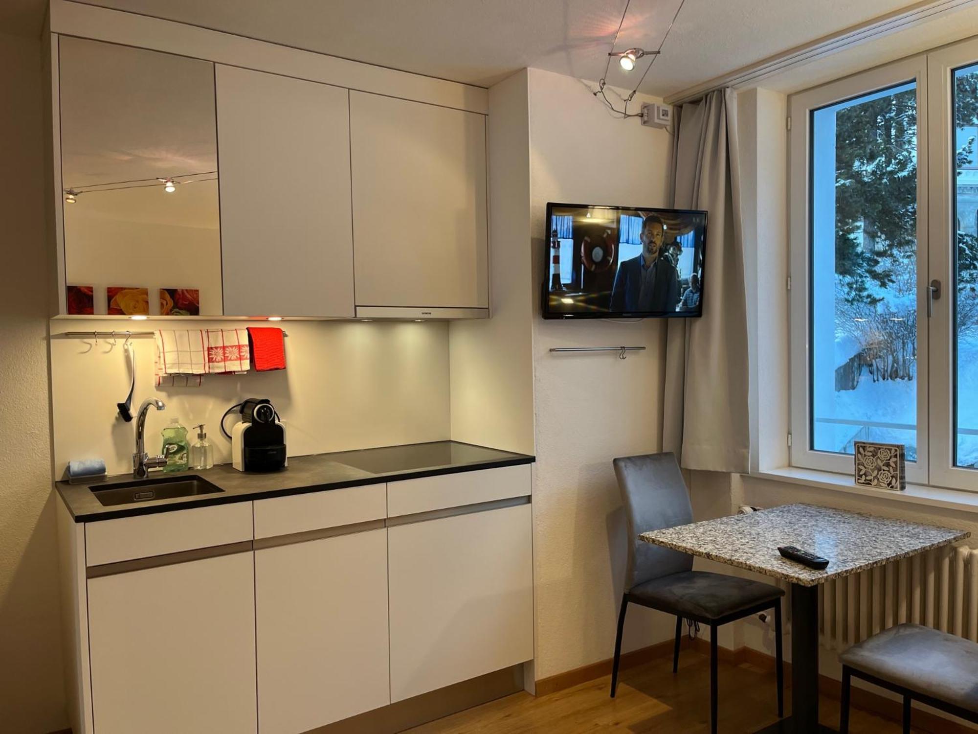 Chesa Quadrella Zimmer Mit Kuechenzeile Inklusive Bergbahnen Im Sommer-Ausser Studio Pontresina Exterior foto