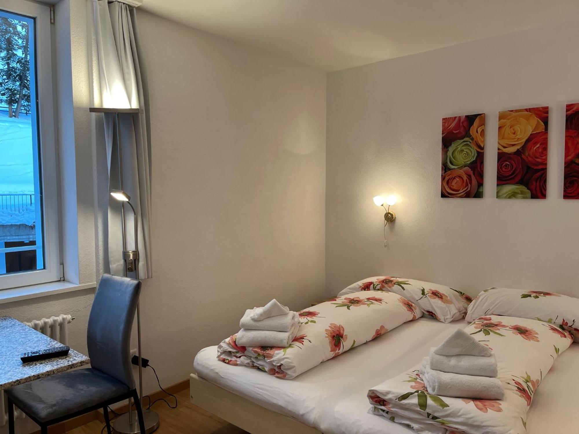 Chesa Quadrella Zimmer Mit Kuechenzeile Inklusive Bergbahnen Im Sommer-Ausser Studio Pontresina Exterior foto