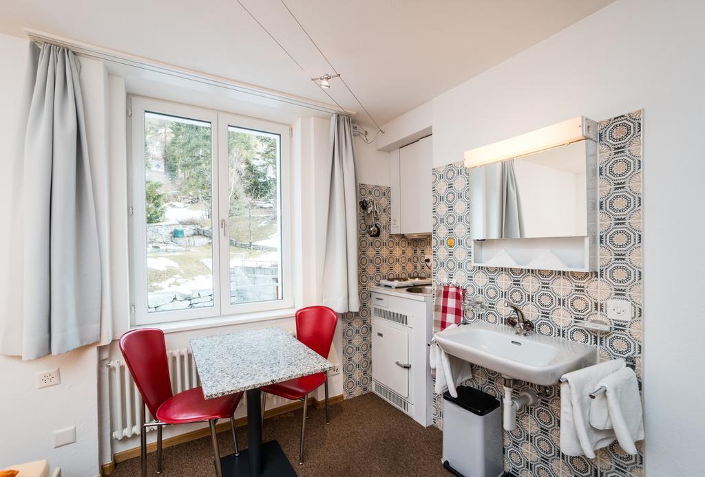 Chesa Quadrella Zimmer Mit Kuechenzeile Inklusive Bergbahnen Im Sommer-Ausser Studio Pontresina Zimmer foto
