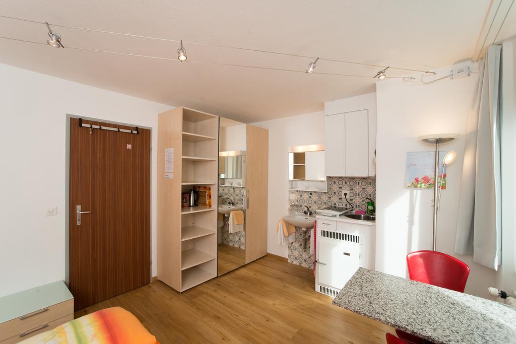 Chesa Quadrella Zimmer Mit Kuechenzeile Inklusive Bergbahnen Im Sommer-Ausser Studio Pontresina Exterior foto