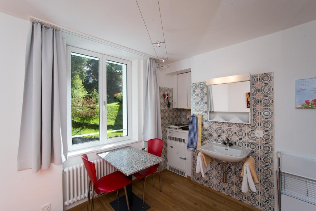 Chesa Quadrella Zimmer Mit Kuechenzeile Inklusive Bergbahnen Im Sommer-Ausser Studio Pontresina Exterior foto