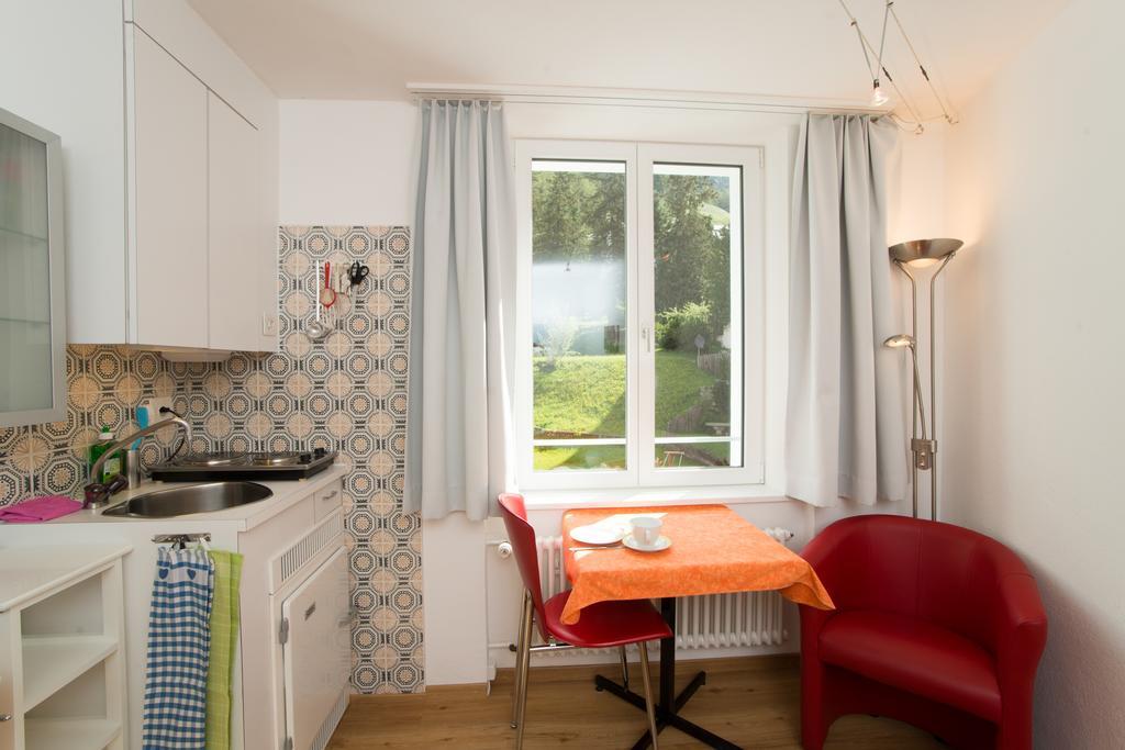 Chesa Quadrella Zimmer Mit Kuechenzeile Inklusive Bergbahnen Im Sommer-Ausser Studio Pontresina Exterior foto
